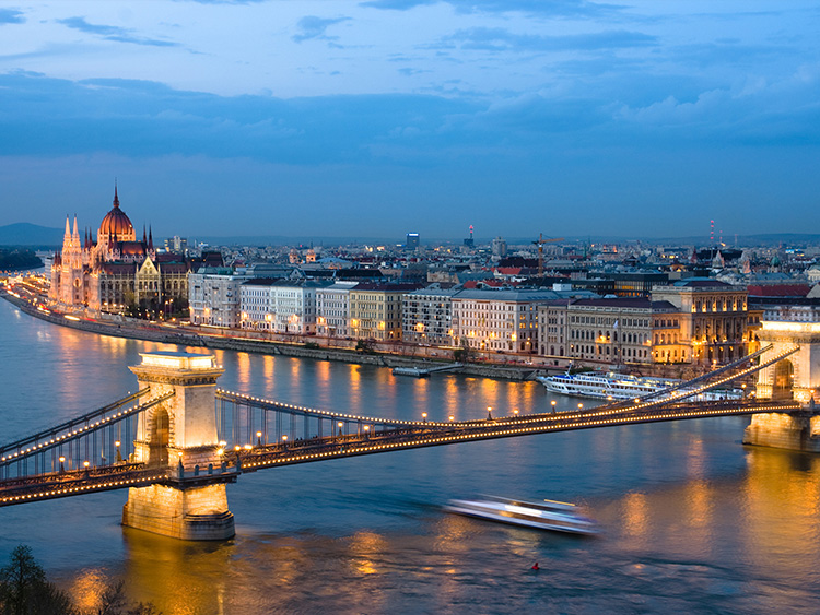 Budapest chain bridge parlament